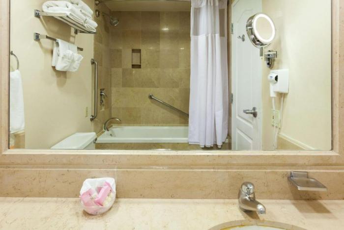 Best Western Plus Nuevo Laredo Inn & Suites Room photo